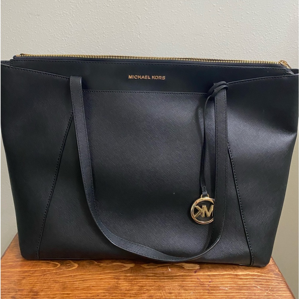 Michael Kors Jet Set Travel Tote Saffiano leather.